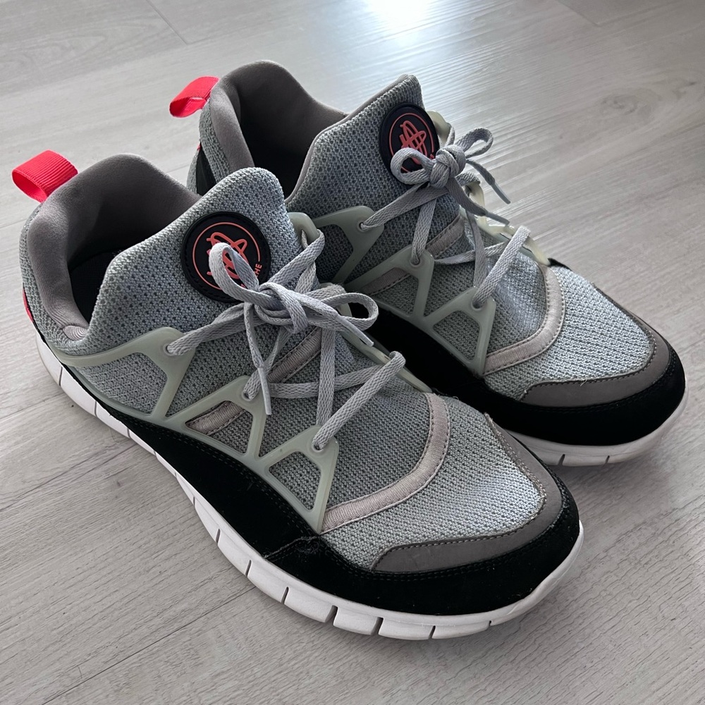 **SOLD** Nike Free Huarache Light Sneakers